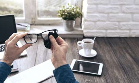 Polishing eyeglasses